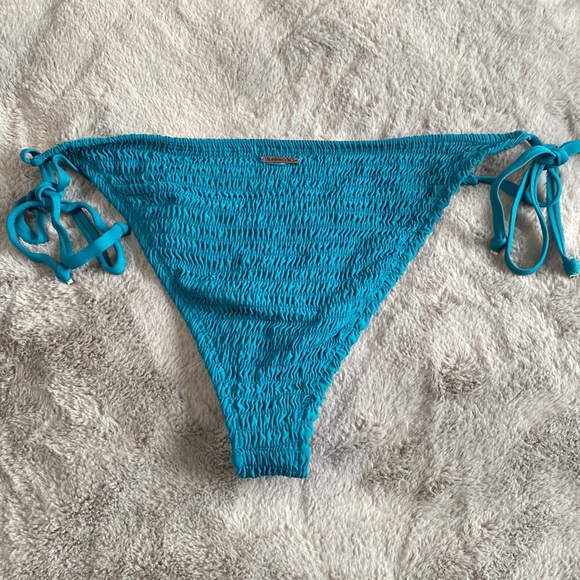 Bikini - Picture 3 of 3